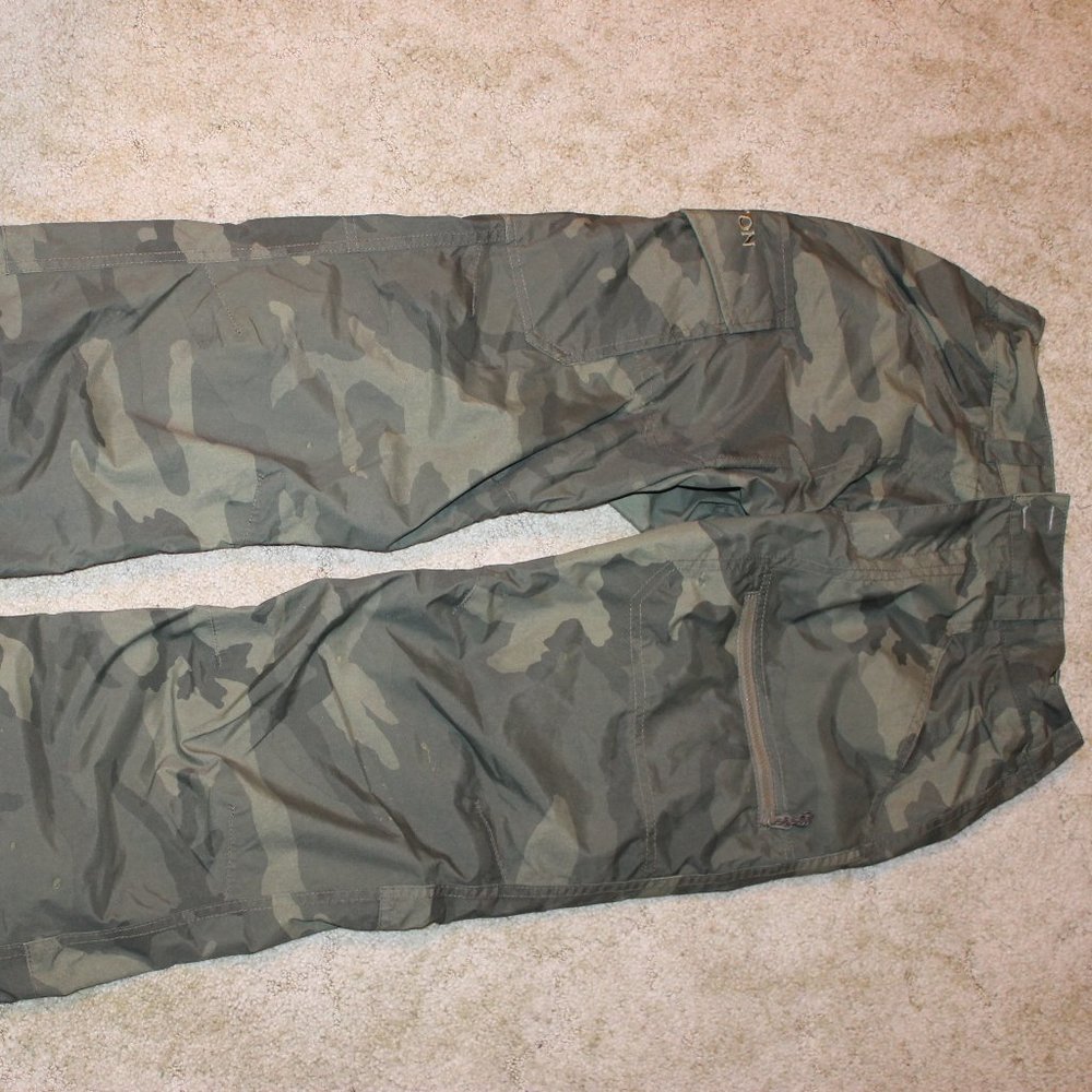 Burton Snowboard/ski camo pants size Men's Medium